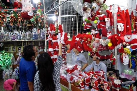 胡志明市圣诞物品市场人气旺 热热闹闹购物忙