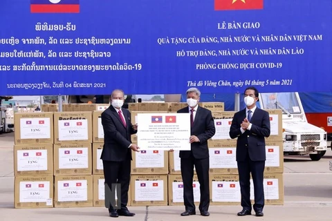 新冠肺炎疫情：越南向老挝提供抗疫物资援助