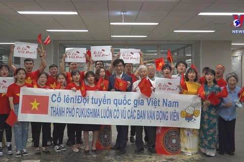 福岛市人民为越南运动健将们加油鼓励