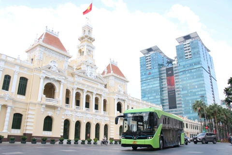 组图：胡志明市在2022年第一季度内试运行5条电动公交车线路