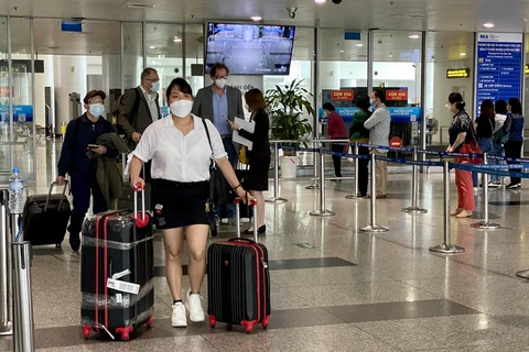 组图：越南全面恢复国际旅游第一天 首个国际商业航班抵达内排国际机场