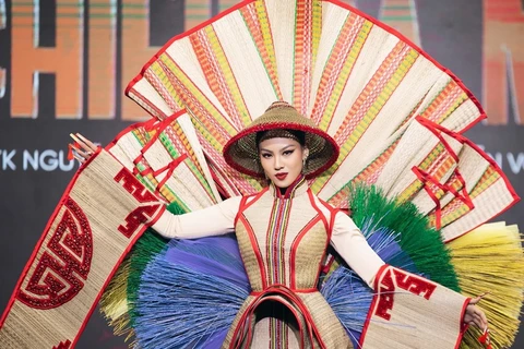 组图:参加环球小姐大赛的越南佳丽民族服装正式亮相