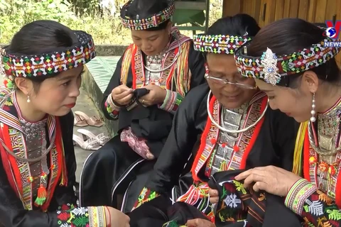 安沛省红瑶族同胞致力于保护传统服装文化