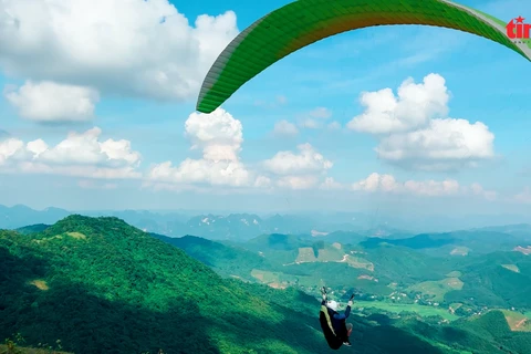 组图：高空滑翔 欣赏和平省山区云海
