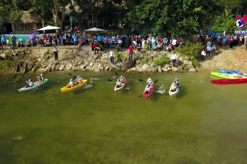 陀江上皮划艇比赛--和平省旅游业新亮点