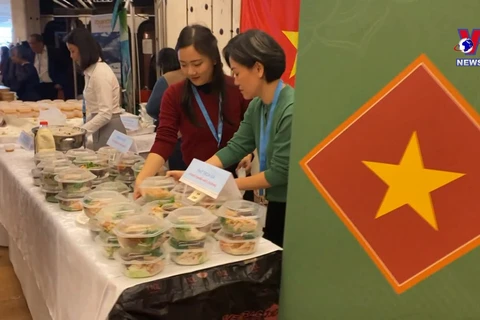 越南代表团在2022年联合国国际义卖活动推广国家形象