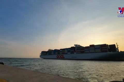 ​ 全球最大集装箱船靠泊越南盖梅-施威港口