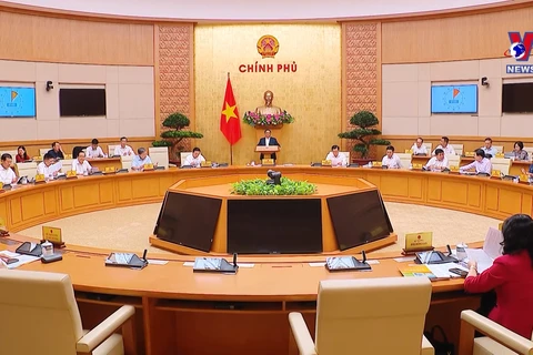 越南政府总理范明政主持4月份政府例会