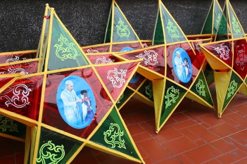 组图: 越南北部最大的五角星灯笼制作村中秋佳节氛围浓