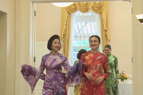 越南妇女节：向美国和国际友人推介越南奥黛精华 