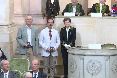 两名越南科研人员荣获法国科学院奖章