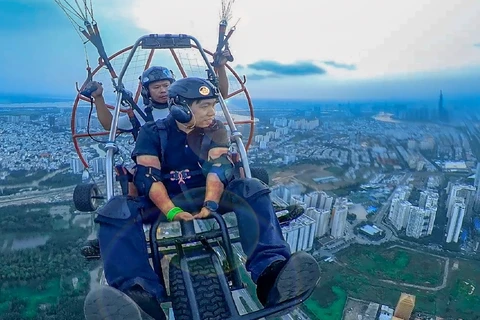组图：体验滑翔伞从高空俯瞰胡志明市全景