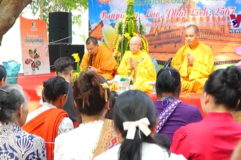 得乐省居民欢乐同心共度老挝传统新年