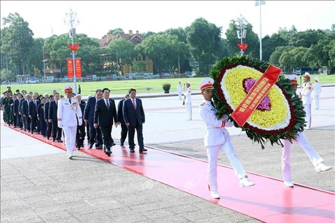 越南党和国家领导代表团缅怀各位英雄烈士并拜谒胡志明主席陵