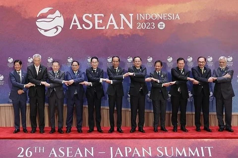 第43届东盟峰会：越南政府总理范明政出席东盟与中、韩、日领导人系列会议