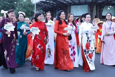 组图：三八国际妇女节：越南妇女不断肯定其社会地位