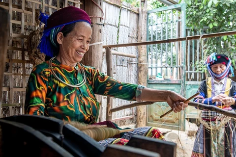 组图：越南河江省赫蒙族人的亚麻纺织手工艺业
