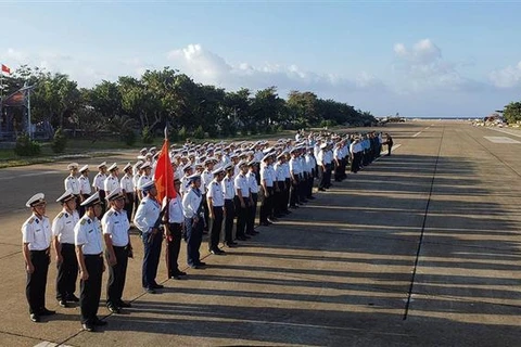 庆和省长沙群岛军民举行升旗仪式