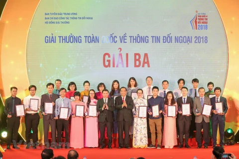 政府总理阮春福出席2018年全国对外新闻奖颁奖仪式（组图）
