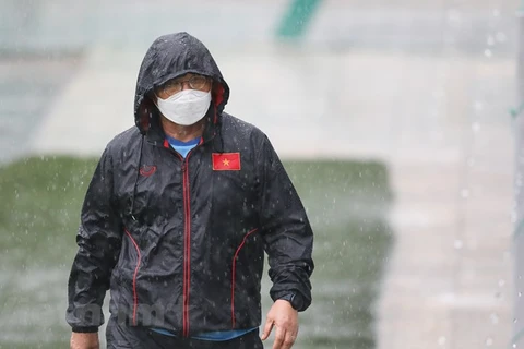 组图：越南男子足球队主教练朴恒绪在雨下指挥越南U22球队锻炼