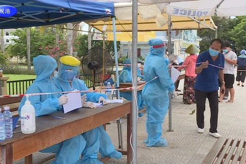 岘港市大学生积极参加疫情防控志愿服务工作