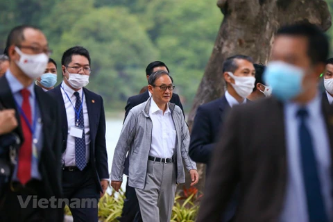 组图：日本首相菅义伟在还剑湖走路锻炼身体