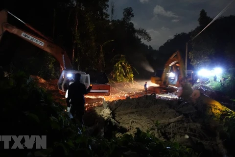 组图：努力搜救在广南省茶棱乡泥石流事故中的失踪者