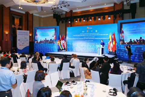 组图：越南国家副主席邓氏玉盛出席东盟女企业家首脑峰会