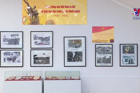 “伟大的越南共产党”展览会 加强爱国传统教育
