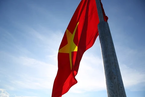 组图：越南国旗在李山岛县泰来峰上迎风飘扬