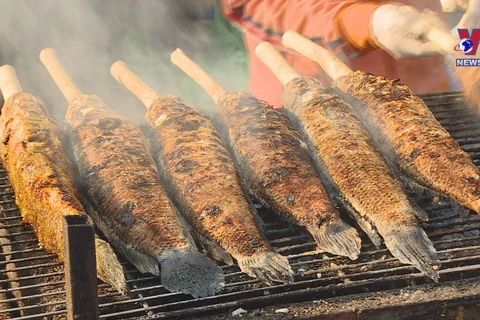 越南财神节独特供奉品——烤鳢鱼 