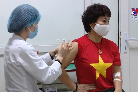 越南为26名志愿者注射第二针Nano Covax疫苗