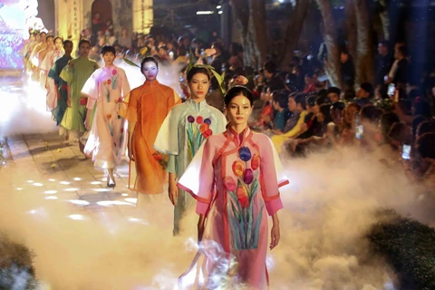 组图： “我们的奥黛” 时装秀推崇越南奥黛的价值