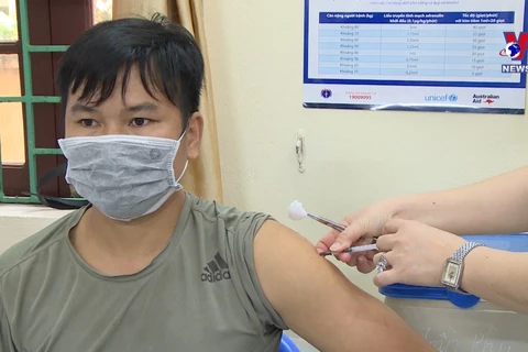 广宁省芒街市开始为边境地区人民接种新冠疫苗