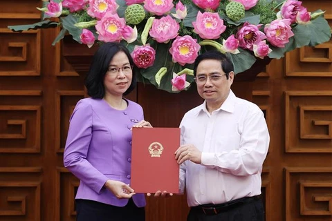 组图：越南政府总理范明政向越通社社长武越庄颁发任命书