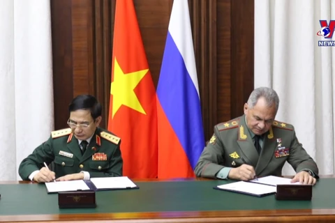 越俄两国防长举行会谈 双方签署多项重要合作文件