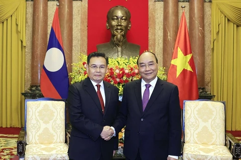 越南国家主席阮春福会见老挝国会主席赛宋蓬•丰威汉