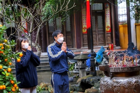 组图: 越南人年初去寺庙烧香祈福的美好习俗
