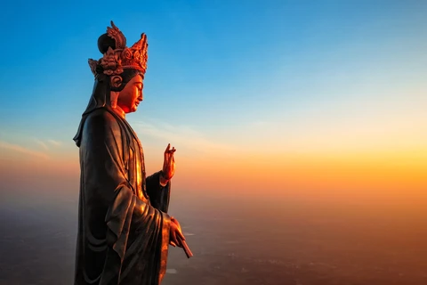 组图：坐落在西宁省黑婆山峰上的亚洲最高佛铜像
