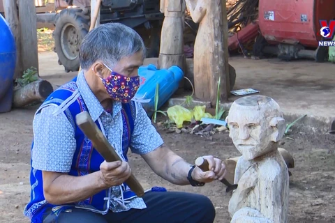 嘉莱族同胞的木雕艺术