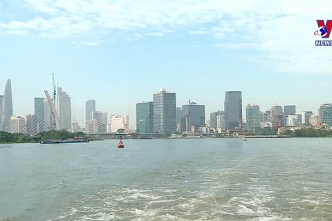 乘船观赏西贡河的旅游线路：游客不可错过的完美体验
