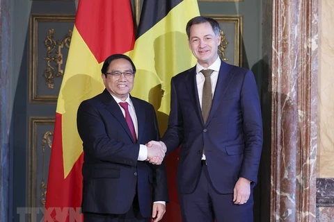 越南政府总理范明政与比利时首相德克罗举行会谈