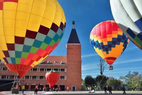 组图：乘热气球观赏梦幻之城