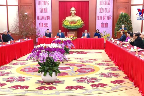 越共中央总书记阮富仲向历届党和国家领导人致以新春的祝福