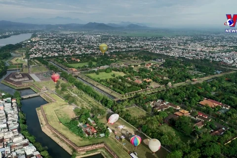 缤纷多彩的热气球点缀越南顺化市天空