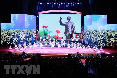 范明政总理范明政出席全国先进典型表彰大会