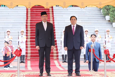 越南政府总理范明政同马来西亚总理安瓦尔•易卜拉欣举行会谈
