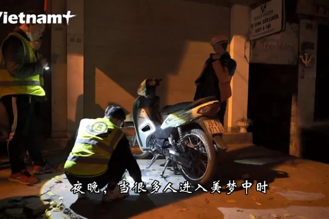“夜间英雄”救援队在河内免费救援摩托车