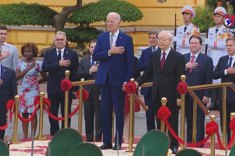 越共中央总书记阮富仲为美国总统乔•拜登访越举行欢迎仪式