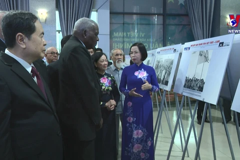 “越古情谊源远流长”图片展在广治省电影文化中心开展